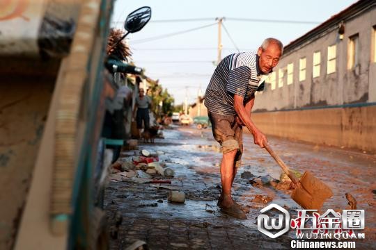 8月24日,志愿者在潍坊寿光市营里镇第二初级中学安置点为灾民发放救援物资。 梁犇 摄