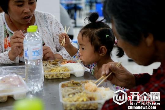 受灾民众在潍坊寿光市营里镇第二初级中学安置点进餐。 梁犇 摄