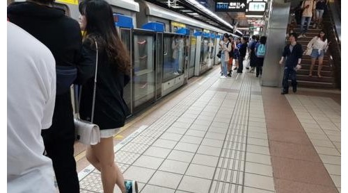 台北捷运传歹徒持刀刺人 女子胸口被划伤15厘米