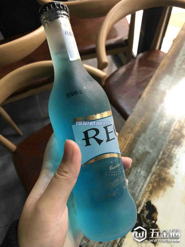 记者随机拿起烤肉店内的其它鸡尾酒