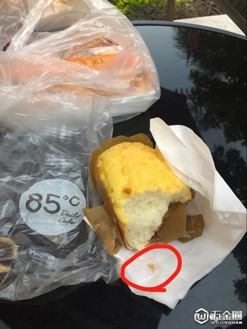 面包里竟然藏着一块剪掉的指甲