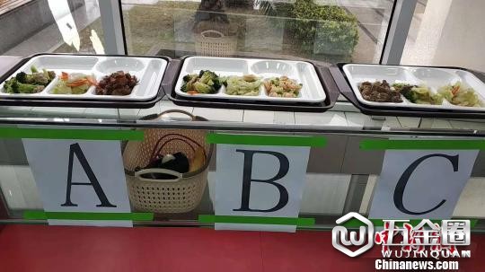 午餐食品供应的数量和选择面上都有了很大提升