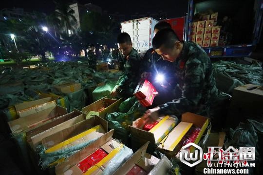 海警官兵正在对货物进行查验