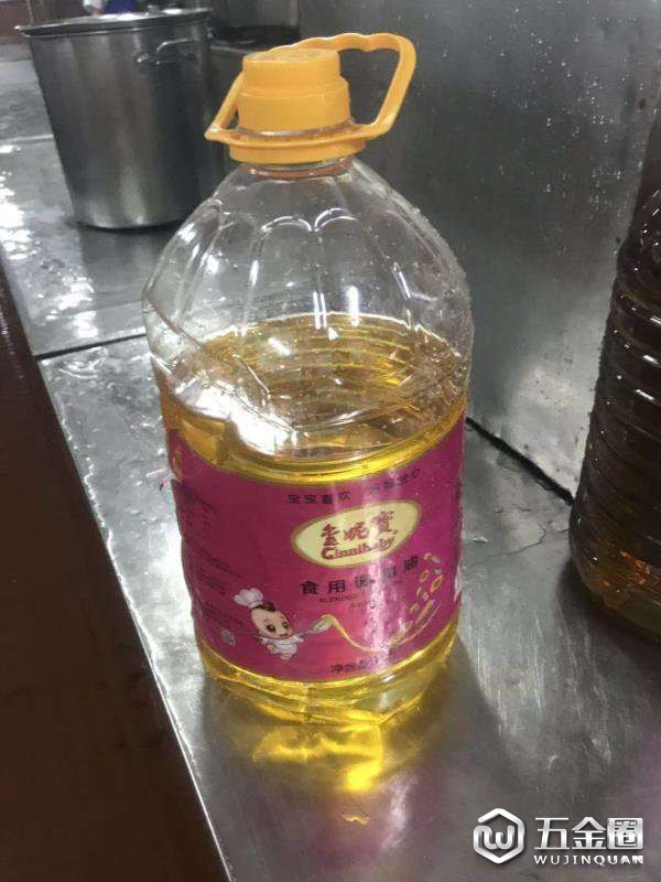 家长29日暗访食堂拍摄的食用油图片