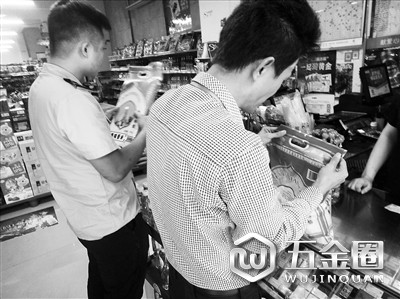 食药监所工作人员现场查看