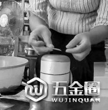 茶行工作人员在包装盒上贴标签