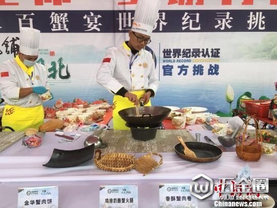 厨师现场展示洪湖蟹不同做法