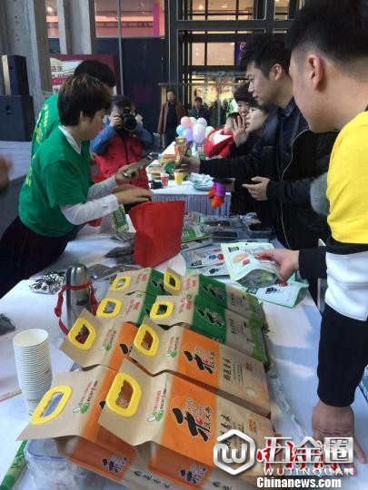 10支队伍各显其能销售农产品