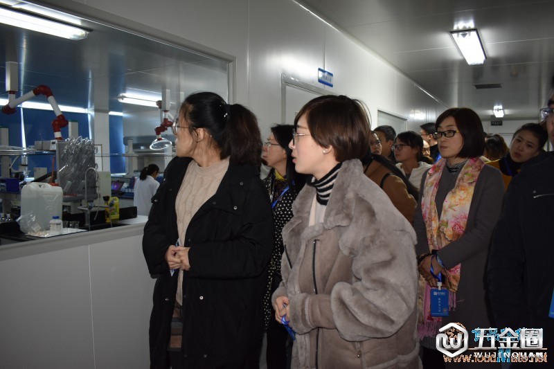图8：参会人员参观同济测试实验室