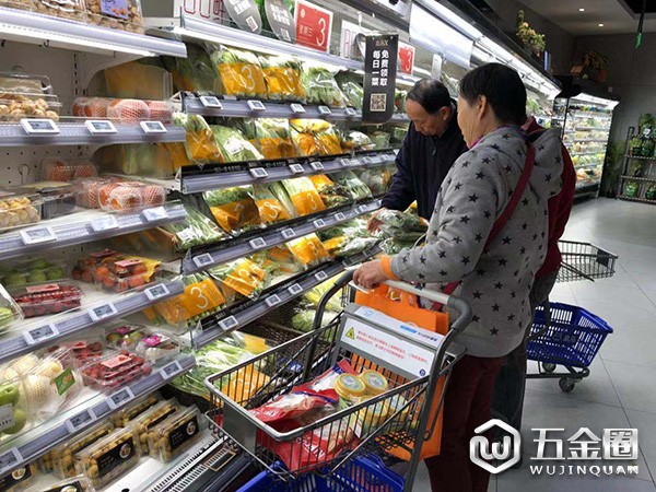 盒马上海搜了城店，阿姨爷叔选购蔬菜