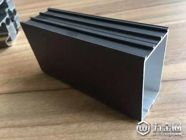 封阳台万万别做这种窗，我家装到一半，物业每天上门叫拆！
