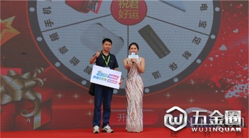 展会现场，他抽中了2万元加盟基金！