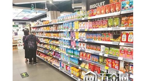 换个卡通包装就贵好几倍 莫为噱头迷了眼睛 家长购儿童食品时请察看配料表